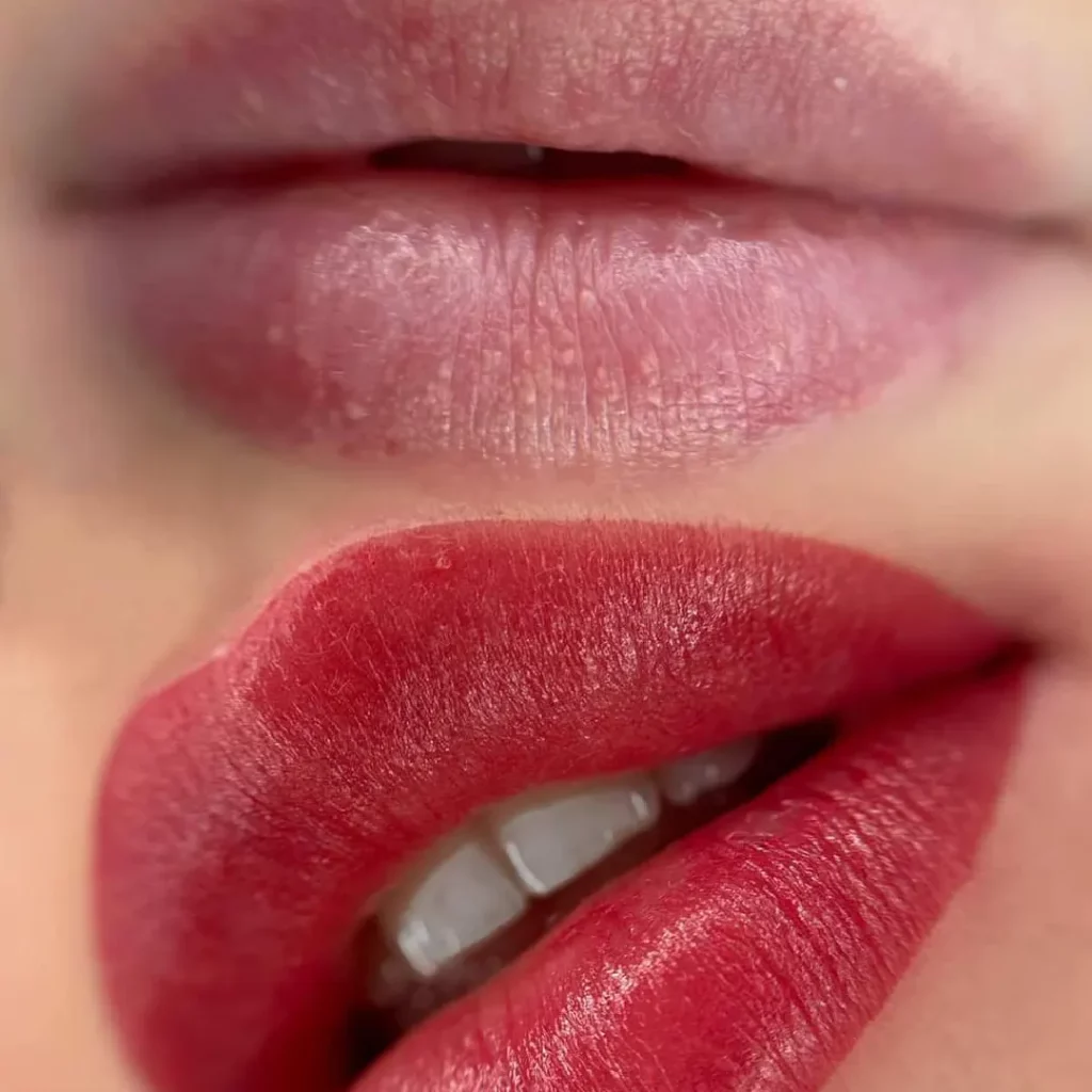 Primer plano labios con maquillaje permanente técnica relleno full color de Kimberly Cala en Bucaramanga